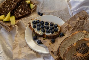 美味面包配新鲜蓝莓