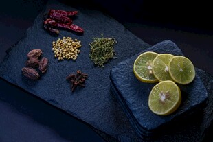 石板上的多样食材与青柠