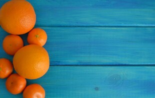 蓝底上的新鲜橙子