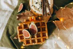 华夫饼与秋日装饰美食场景