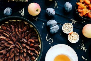 多样干果与鲜果摆盘展示