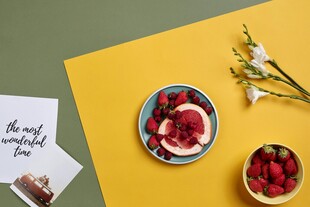 清新水果摆盘与花卉搭配