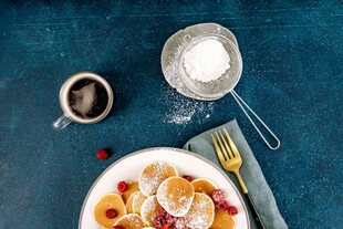 美味松饼配草莓与咖啡