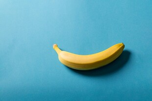 蓝色背景上的一根黄香蕉
