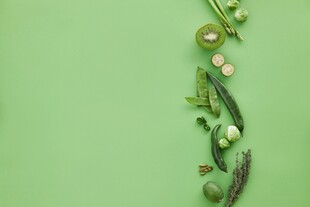 绿色背景上的多样新鲜蔬菜