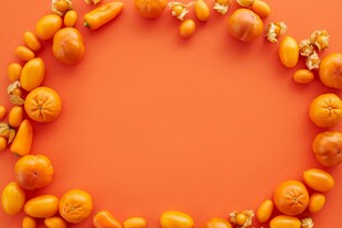 橙色珠串围成的装饰图案