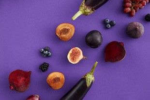 紫色背景下的多彩蔬果