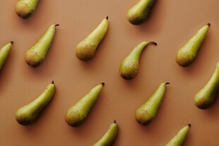 排列整齐的青色梨子