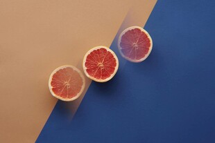 蓝底上的三片切开西柚
