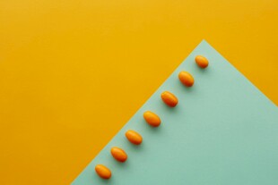 彩色背景上的橙色小物