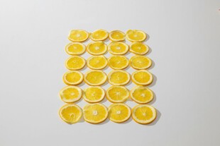 整齐排列的黄色柠檬切片