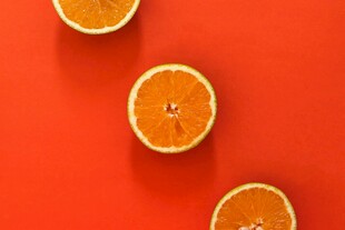 红色背景上的新鲜橙子片