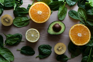 新鲜蔬果与绿叶的健康组合