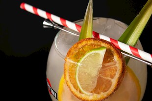 清爽橙味鸡尾酒饮品