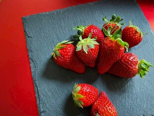 石板上的新鲜红草莓