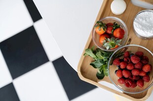 黑白格上的鲜果托盘