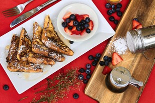 美味烤物配鲜果与调料