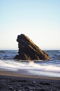 海边孤耸的奇特岩石