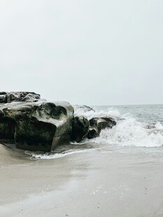 海浪拍击沙滩上的礁石