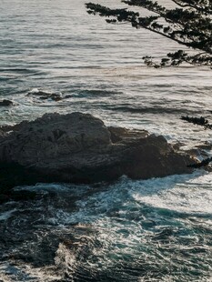 海边礁石与翻涌海浪