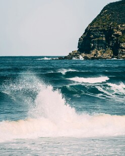 海浪拍岸的壮阔海景