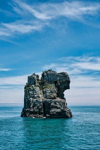 海中孤岩