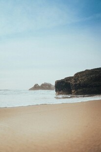 宁静沙滩与远方的海崖