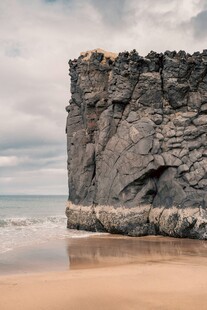 海边嶙峋岩石景观