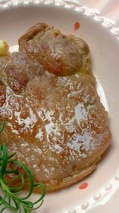 美味撒粉牛排配迷迭香