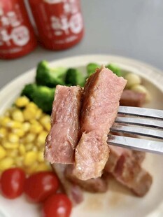 美味烤肉配多彩蔬菜