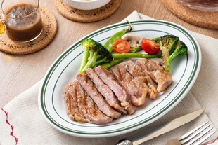 美味牛排配蔬菜摆盘