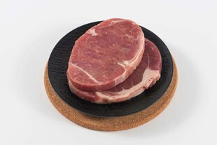 两块鲜牛肉置于盘上