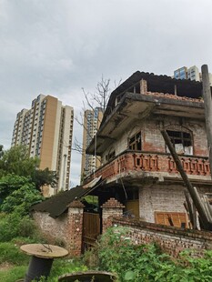 老旧房屋与背后的高楼对比