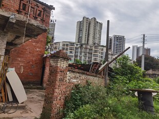 破旧建筑与远处高楼对比