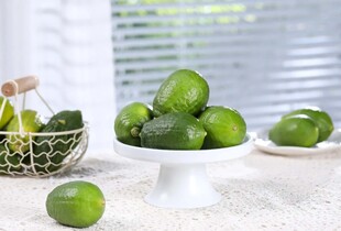 新鲜青柠摆放在白色器皿上