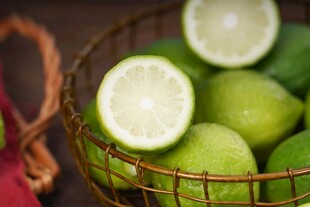 金属篮中的新鲜青柠