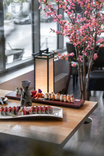 中式雅致餐桌布置与花卉