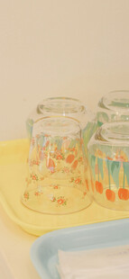 多彩玻璃罐置于托盘上