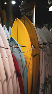 多彩冲浪板整齐陈列