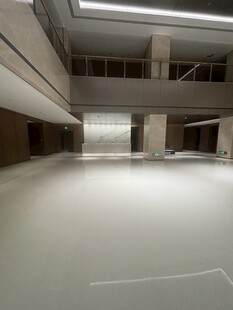 空旷地下停车场内部空间