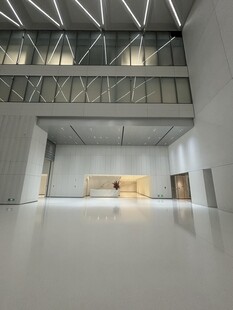 现代简约风格的空旷室内空间