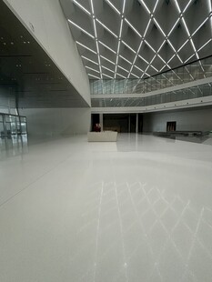 现代空旷室内建筑空间