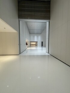 现代简约风格宽敞走廊空间