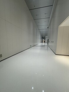 现代简约风格空旷走廊