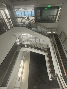 现代建筑内的简约楼梯设计