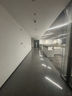 现代简约风格的宽敞走廊