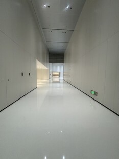 空旷洁净的现代化走廊