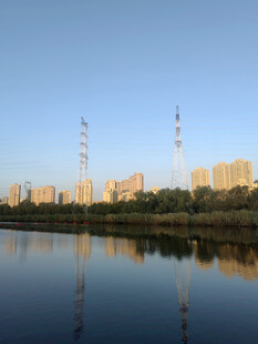 城市湖畔风光倒影美景