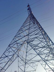 高耸铁塔电力传输的脊梁