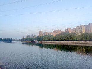 河畔城市风光宁静美好